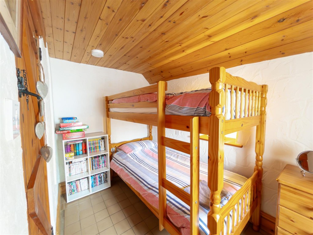 Lot: 47284 - DETACHED WELL PRESENTED THREE-BEDROOM BEACH HOUSE IN IDYLLIC LOCATION - Third bedroom
